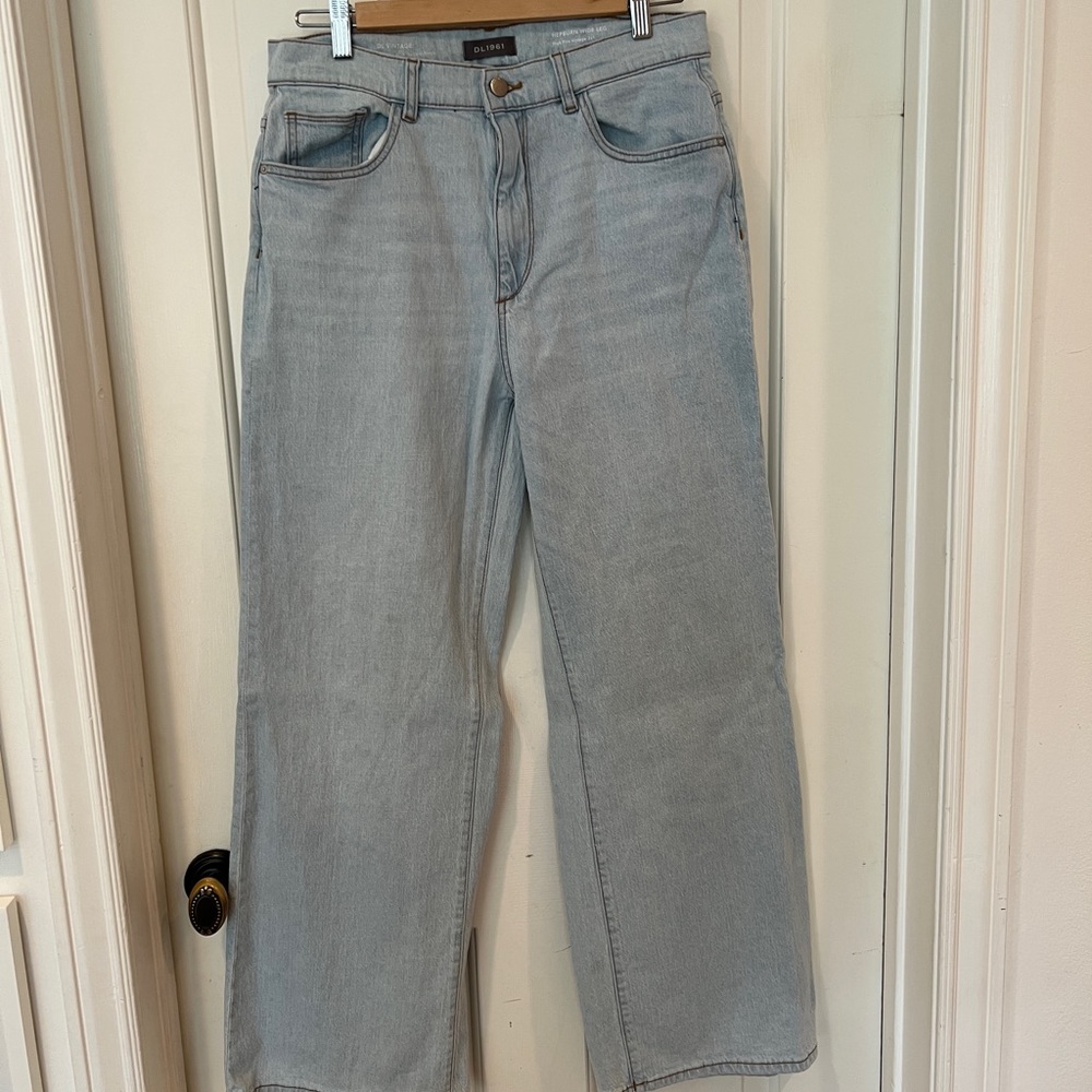 DL1961 light blue size 31 wide leg high rise.